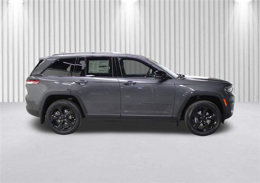 New 2025 Jeep Grand Cherokee Laredo image 2