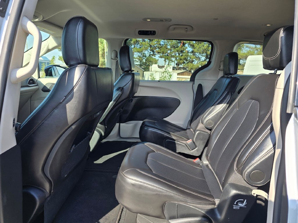 Used 2024 Chrysler Pacifica Touring-L FWD image 13