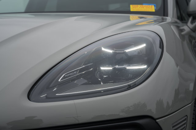 Used 2022 Porsche Macan AWD/4WD image 12