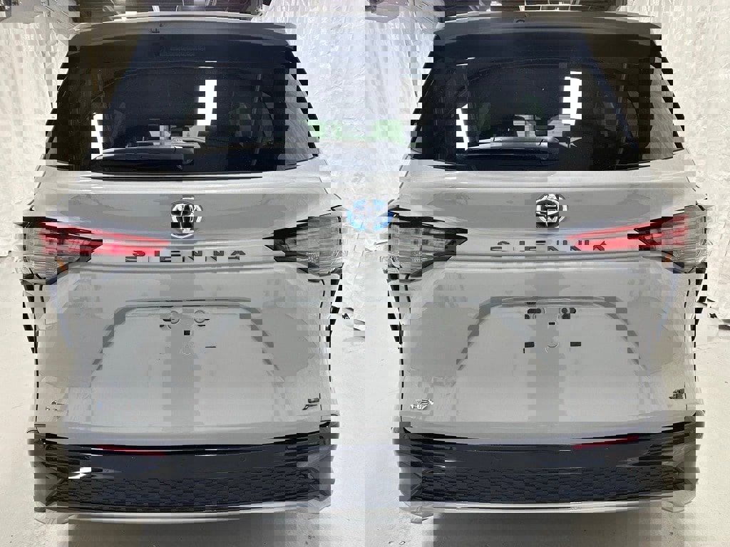 Used 2025 Toyota Sienna XSE image 6