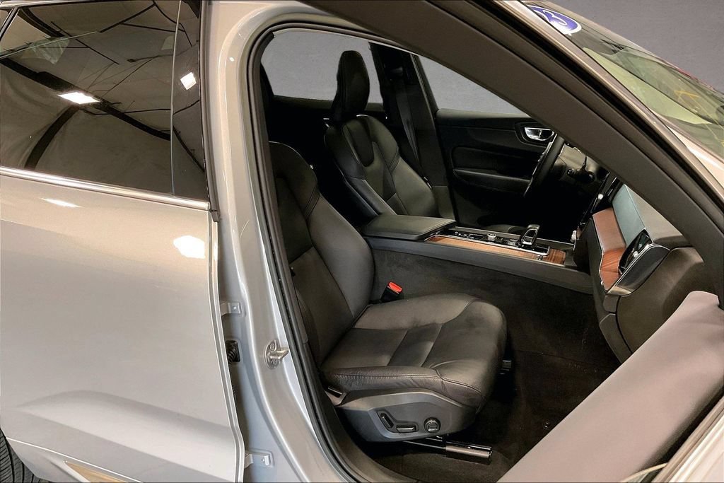 Certified 2023 Volvo XC60 B5 Plus AWD/4WD image 29
