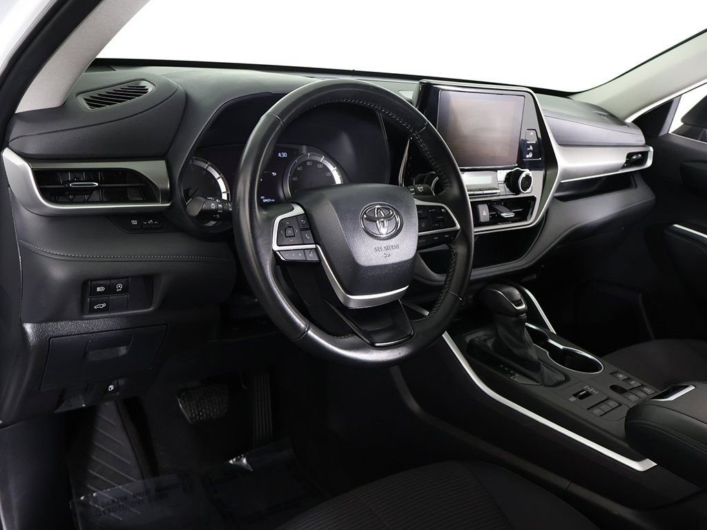 Used 2024 Toyota Highlander LE AWD/4WD image 25