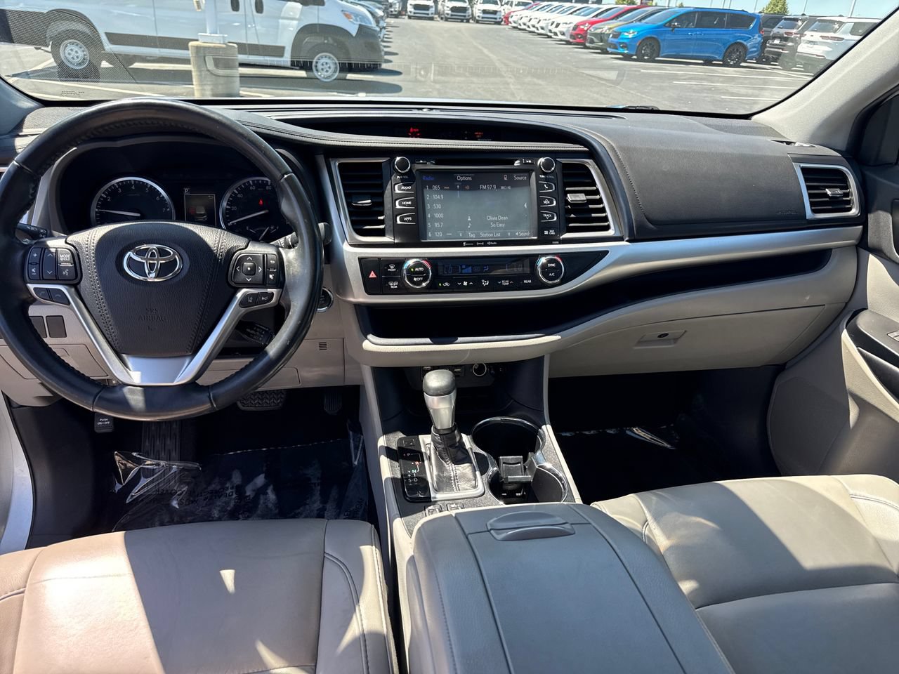 Used 2019 Toyota Highlander XLE FWD image 16