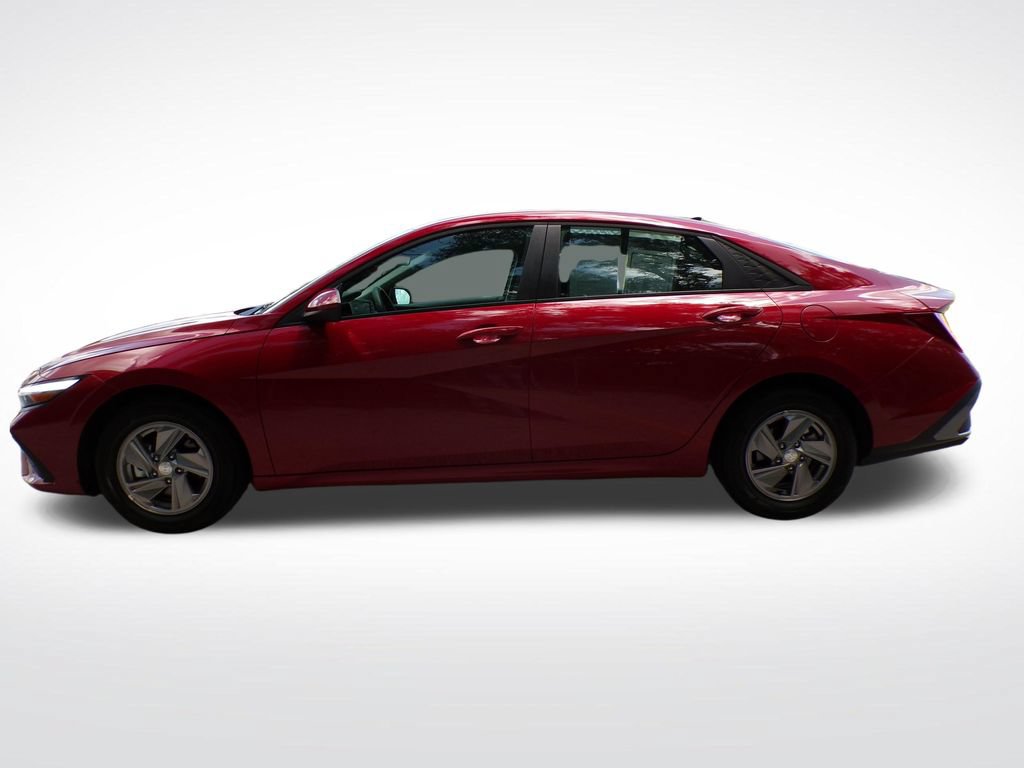 Certified 2025 Hyundai Elantra SE FWD image 2