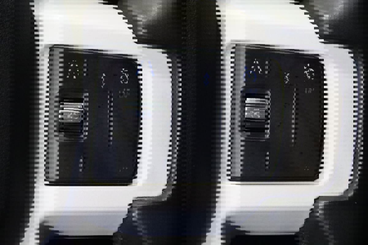 Used 2025 Land Rover Defender 110 S image 18