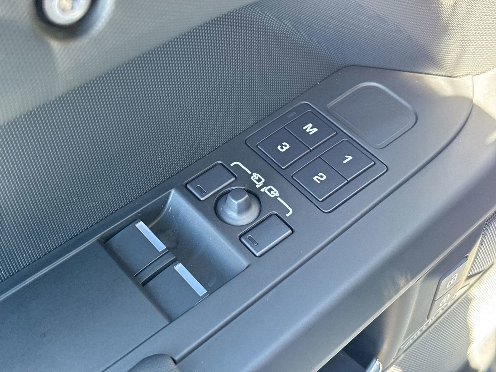 Used 2025 Land Rover Defender 90 S image 13