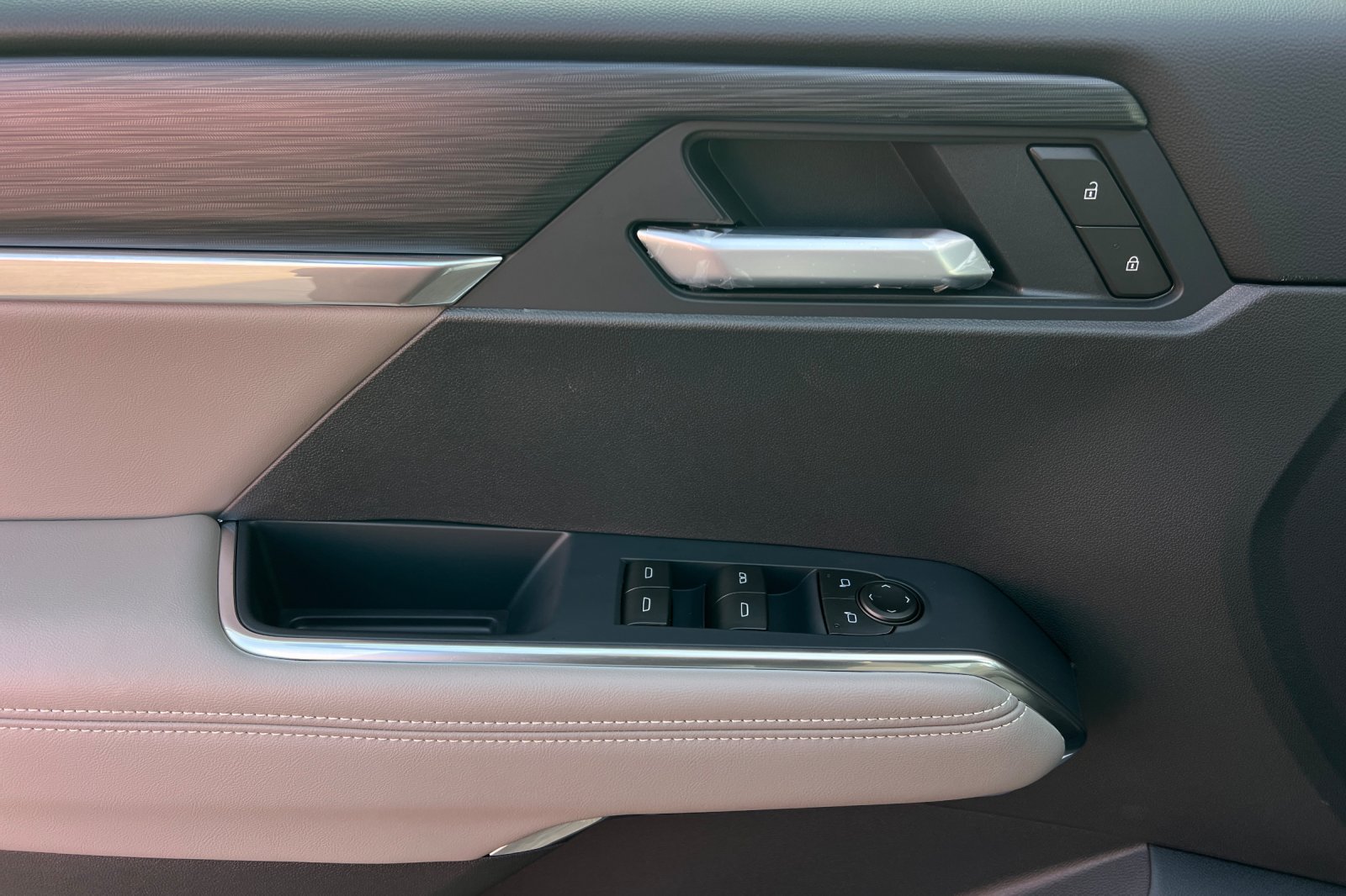 New 2027 GMC Acadia Elevation w/ Elevation Premium Package FWD image 9