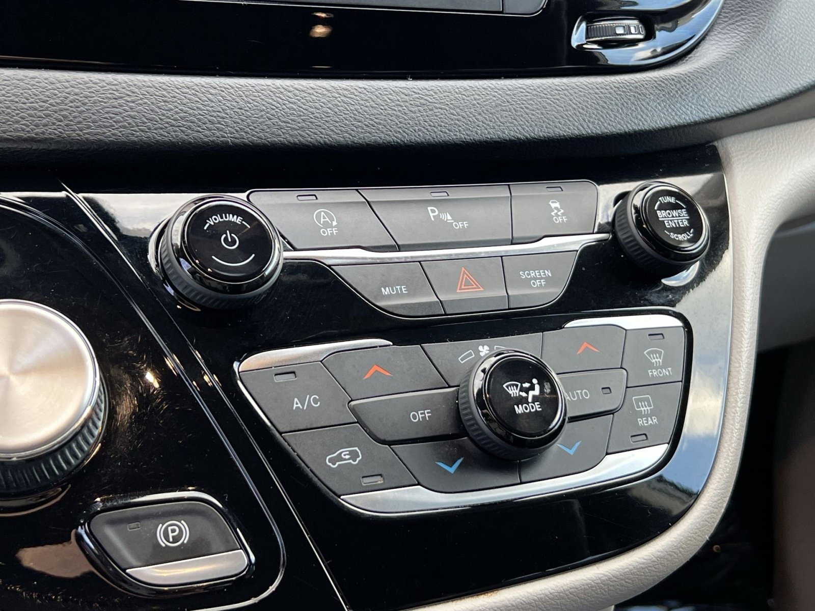 Used 2020 Chrysler Pacifica Touring-L image 18