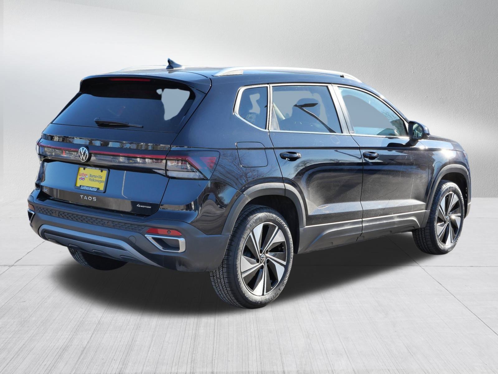 Certified 2025 Volkswagen Taos SE image 7