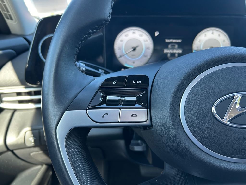 Used 2023 Hyundai Elantra Limited image 17