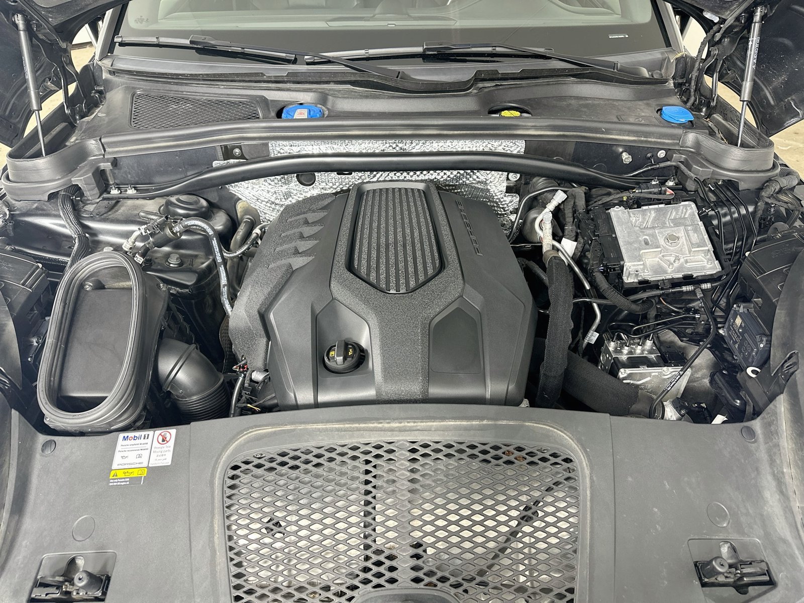 Certified 2022 Porsche Macan AWD/4WD image 13