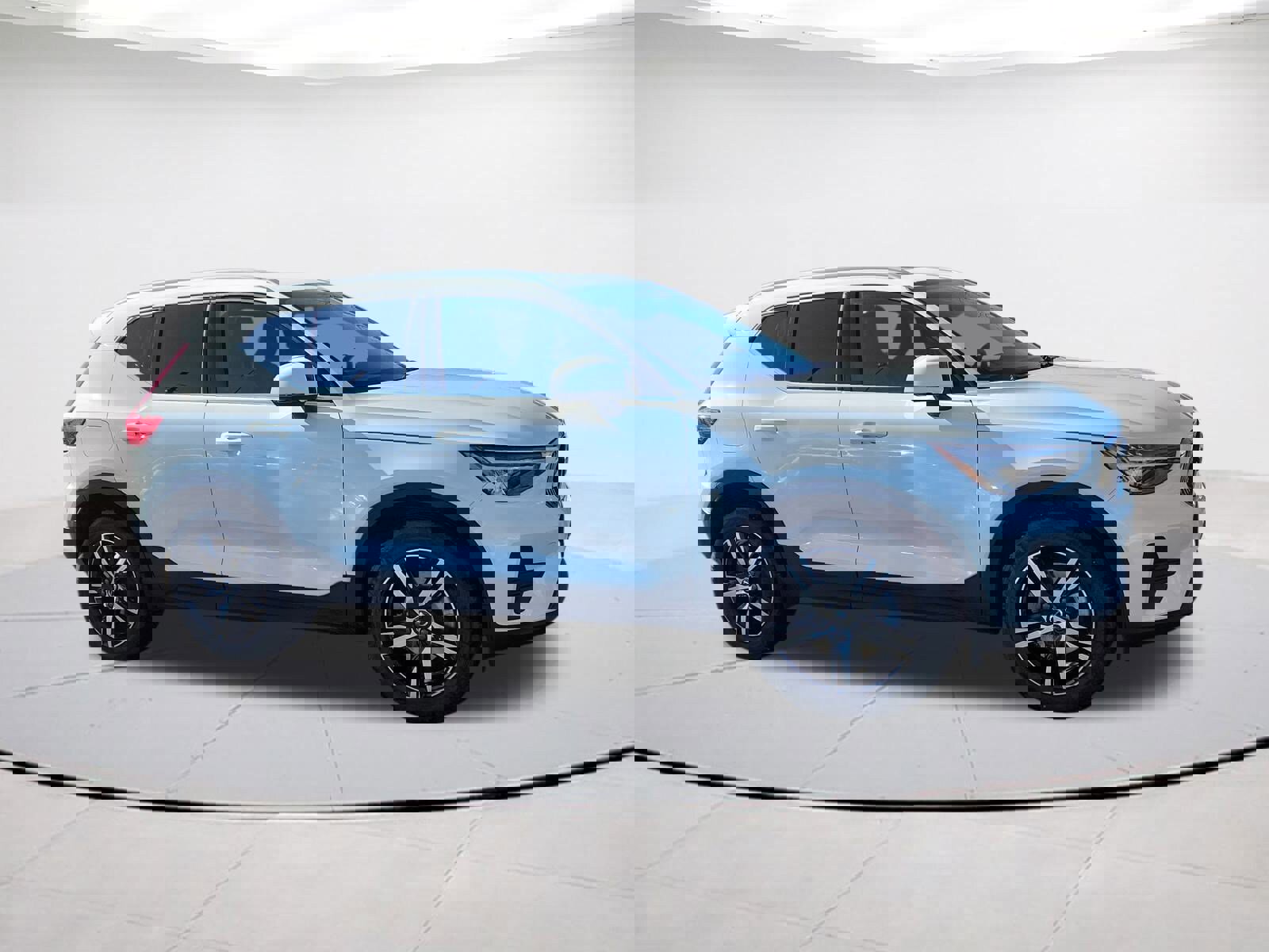 Certified 2025 Volvo XC40 B5 Core image 1