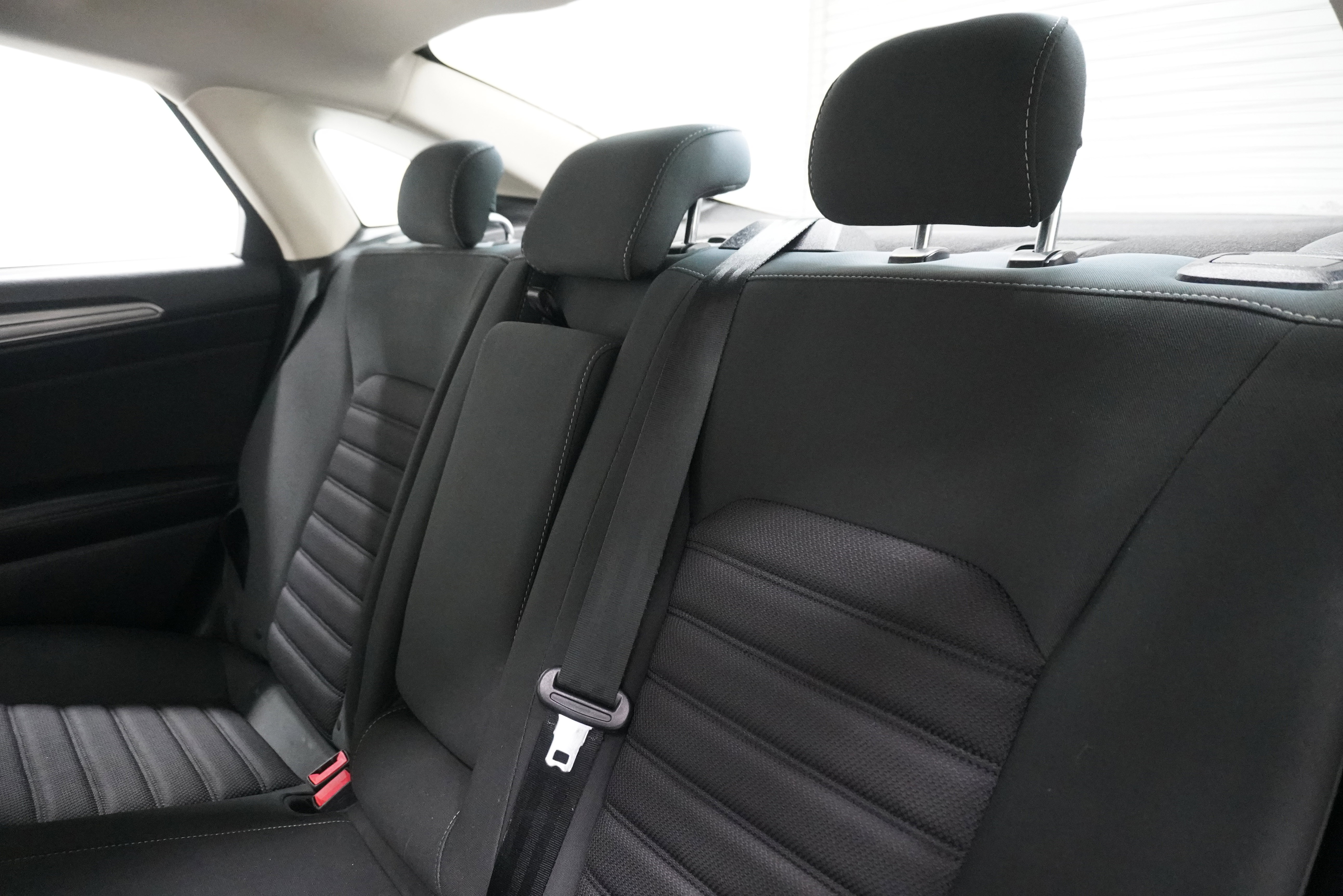 Used 2017 Ford Fusion SE FWD image 12