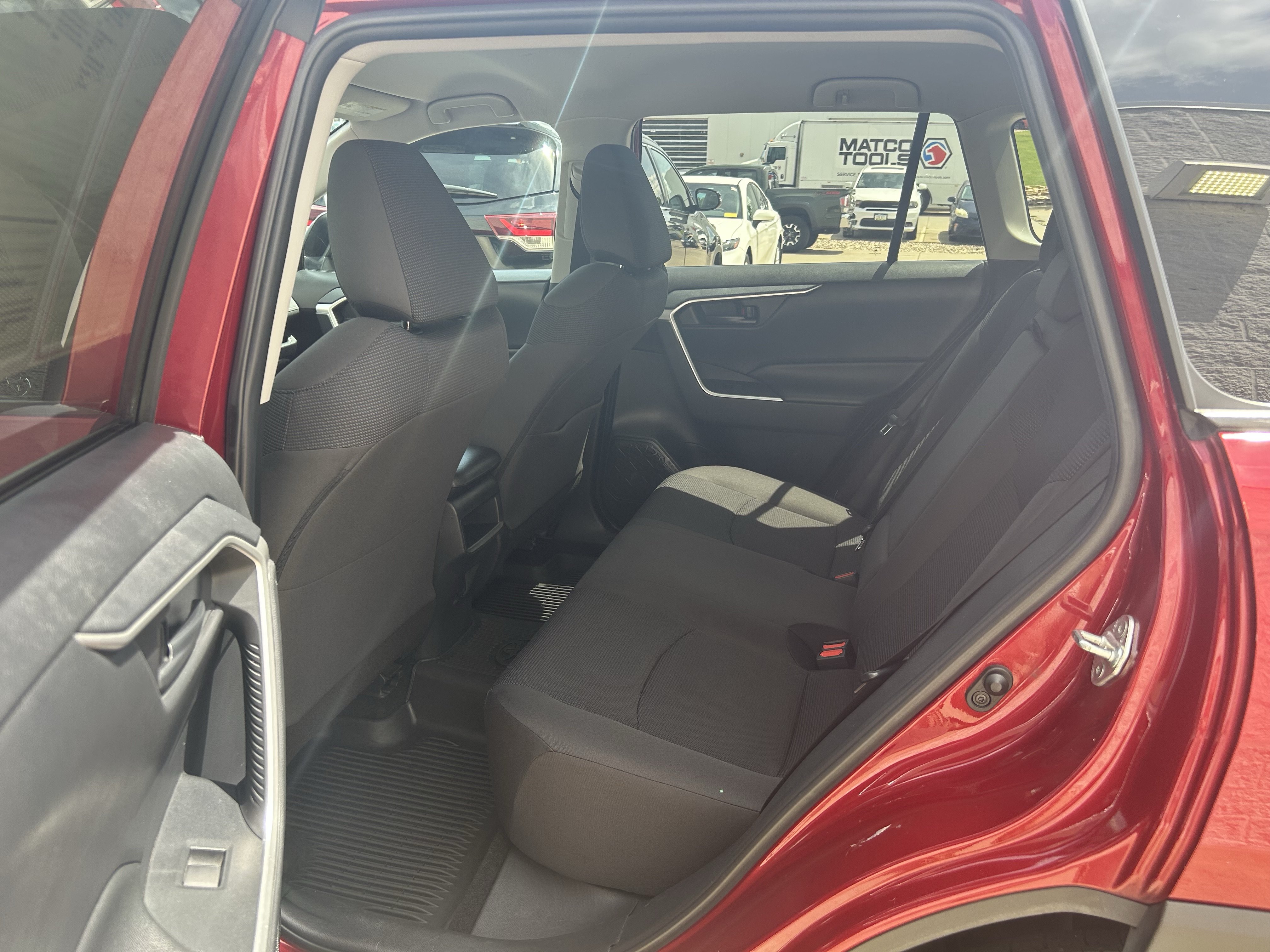 Used 2019 Toyota RAV4 LE AWD/4WD image 17