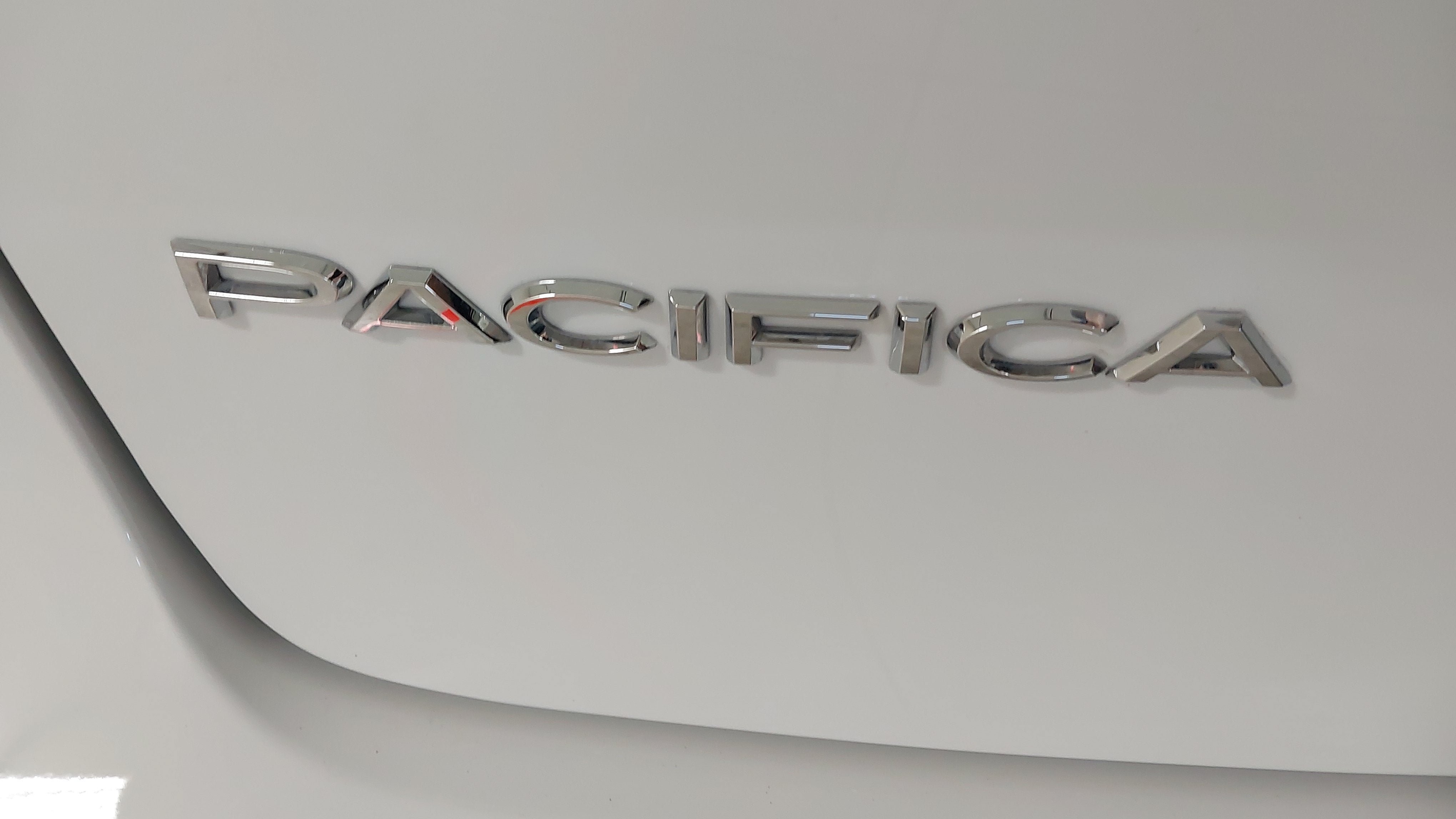 Used 2024 Chrysler Pacifica Touring-L w/ Uconnect Theater Family Group FWD image 17