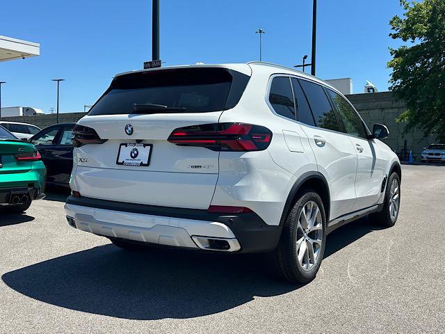 New 2026 BMW X5 xDrive40i w/ Premium Package AWD/4WD image 3