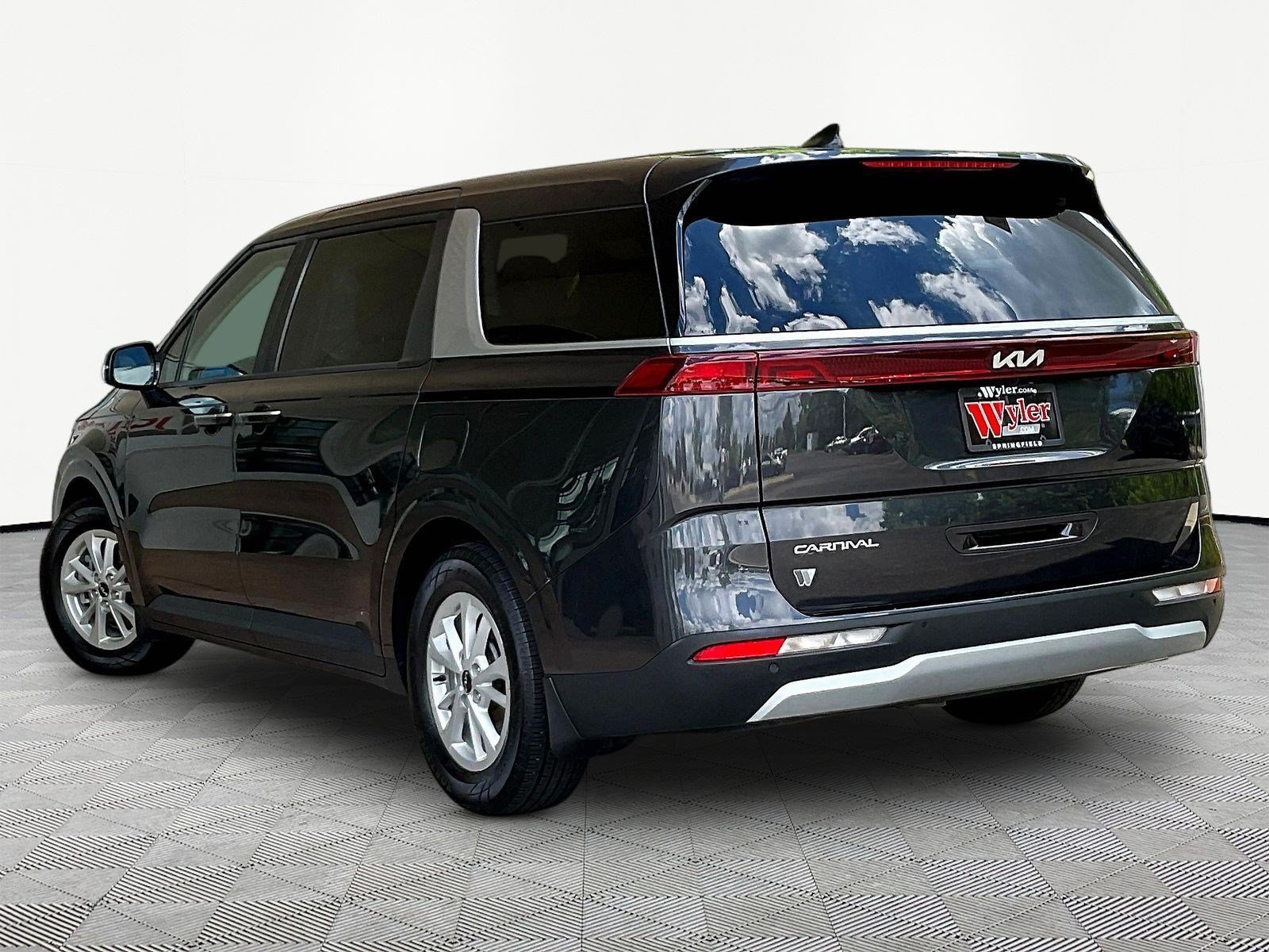 Used 2023 Kia Carnival LX FWD image 4