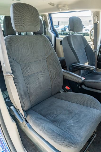 Used 2018 Dodge Grand Caravan SE w/ UConnect Hands-Free Group image 40