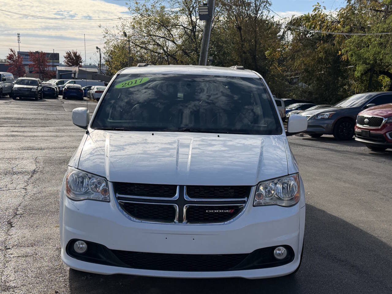 Used 2017 Dodge Grand Caravan SXT w/ Rear Park Assist Package FWD image 3
