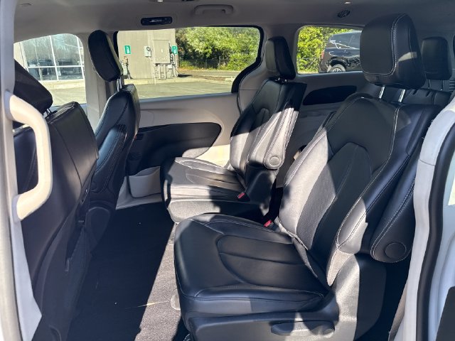 Used 2024 Chrysler Pacifica Limited FWD image 14