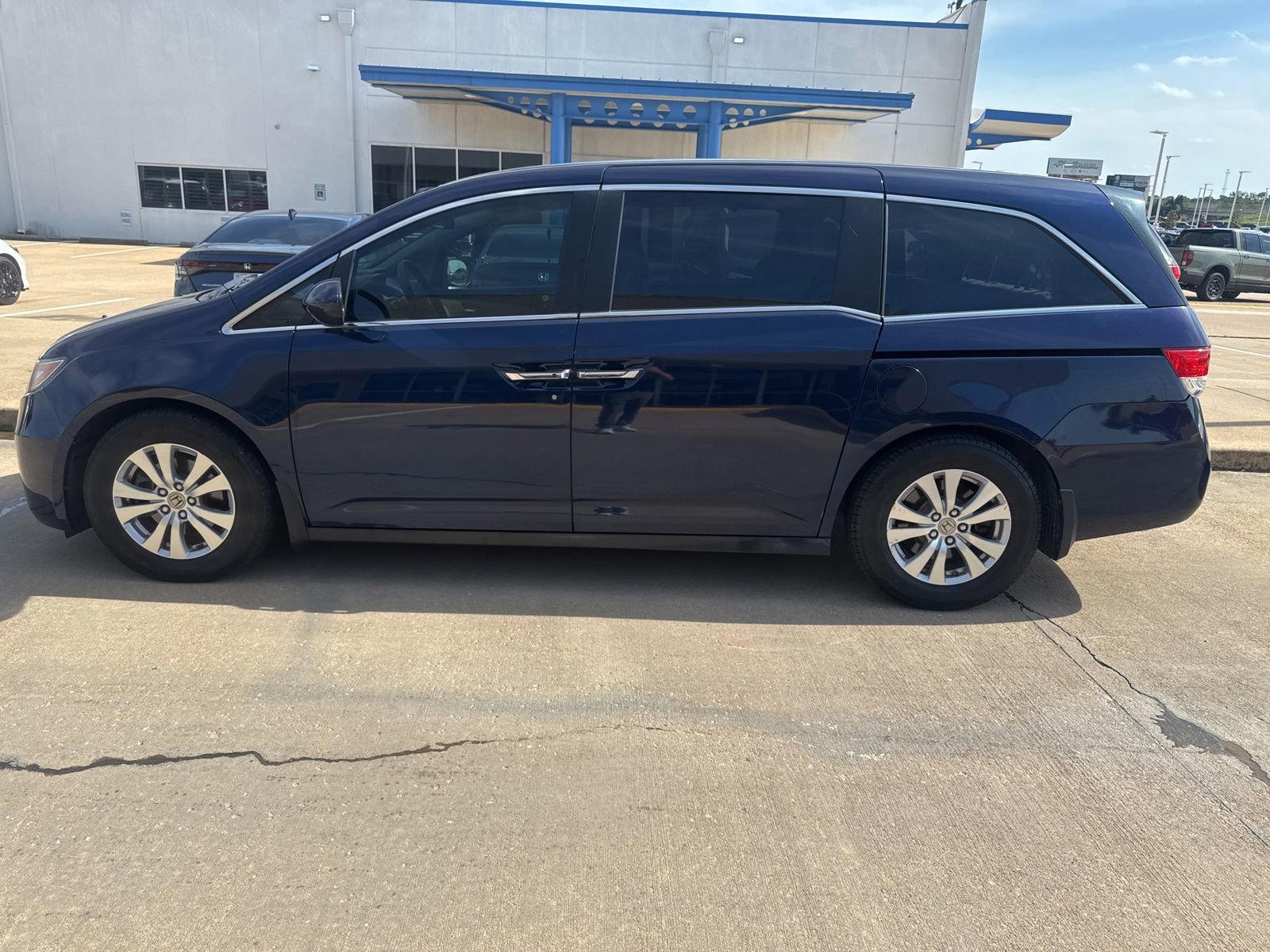 Used 2017 Honda Odyssey SE image 2