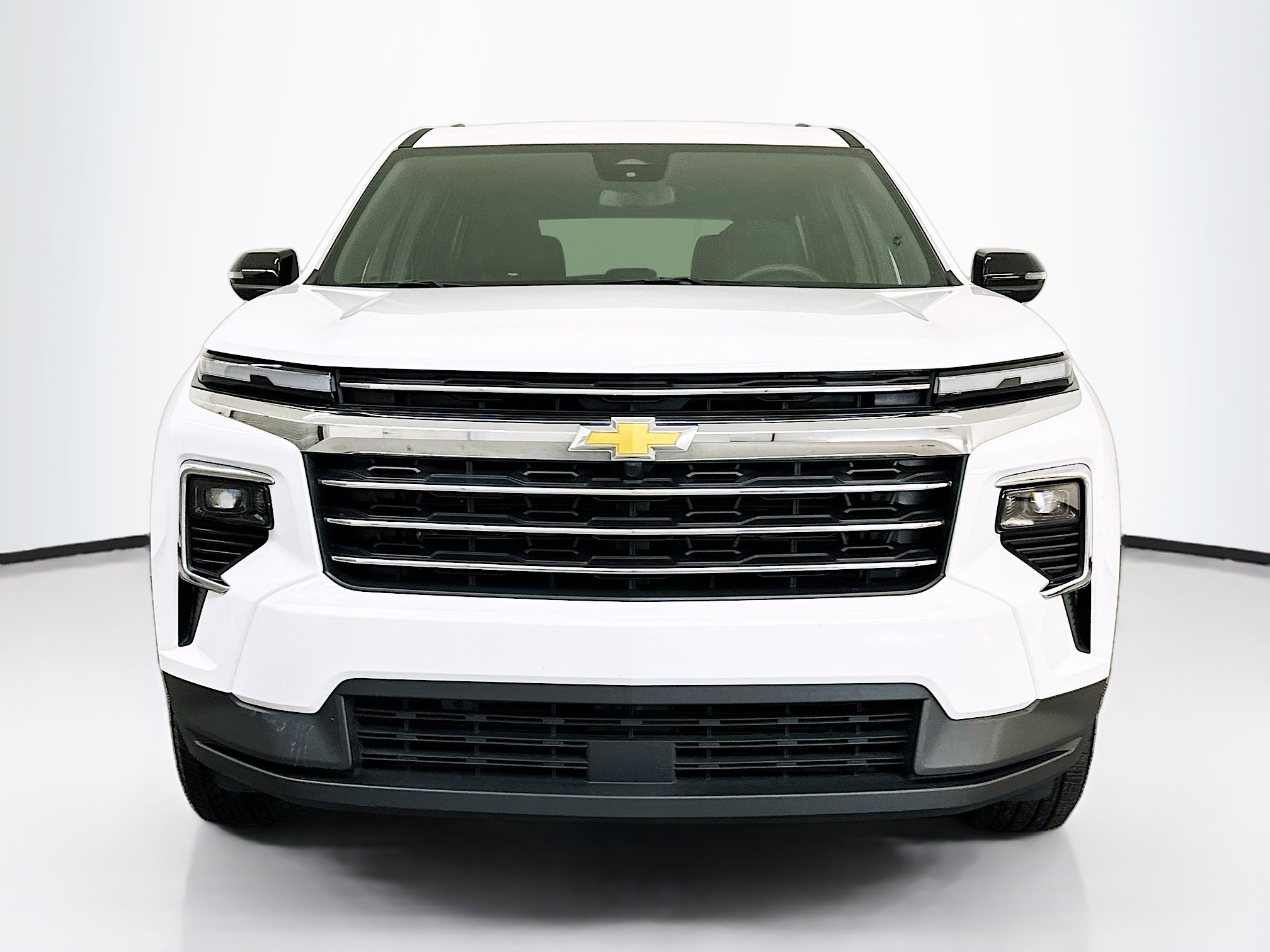 Used 2025 Chevrolet Traverse LT image 2