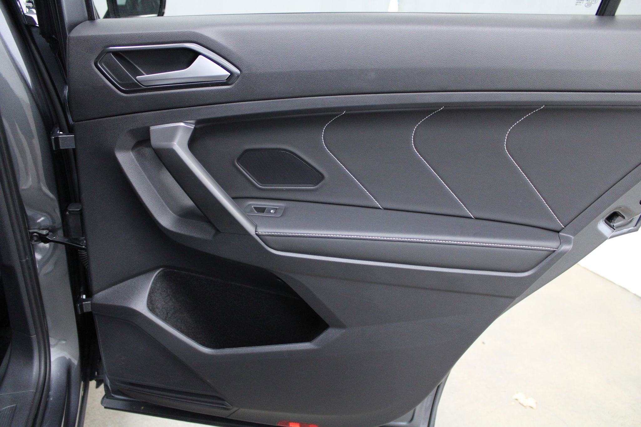 Used 2022 Volkswagen Tiguan SE AWD/4WD image 24