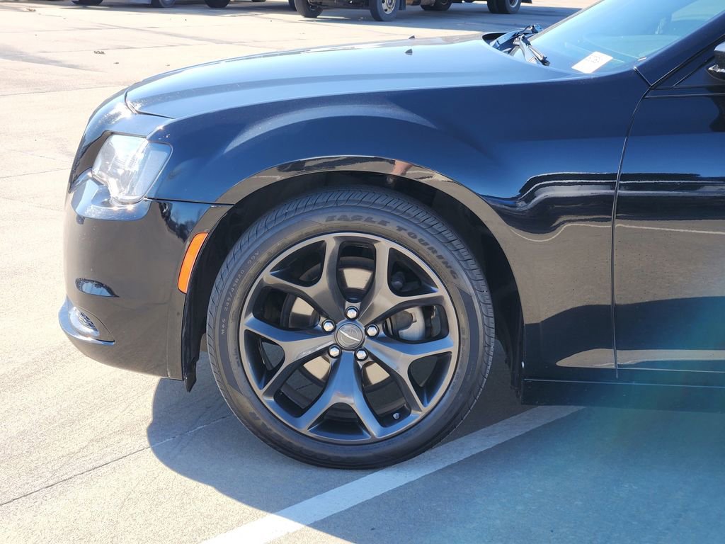 Used 2022 Chrysler 300 Touring w/ Sport Appearance Package image 10