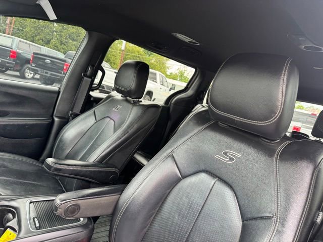 Used 2020 Chrysler Pacifica Touring-L Plus w/ Advanced Safetytec Group FWD image 19