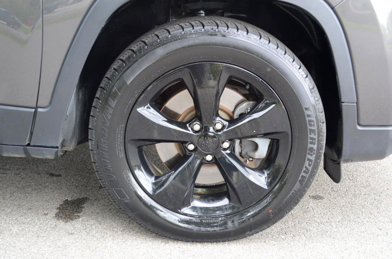 Used 2019 Jeep Cherokee Latitude Plus AWD/4WD image 12