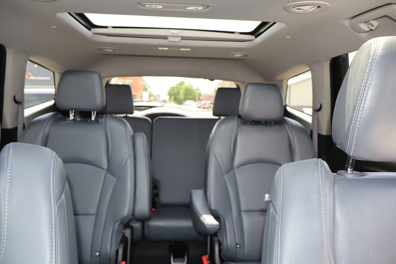 Used 2020 Buick Enclave Premium w/ Sun and Sites Package AWD/4WD image 5