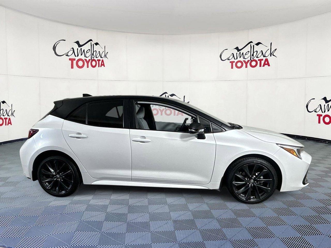 Used 2025 Toyota Corolla XSE FWD image 8