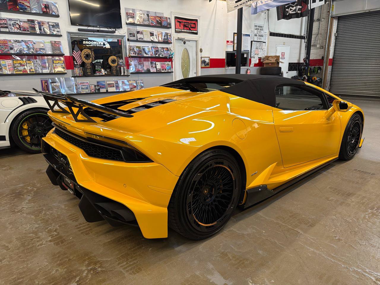 Used 2016 Lamborghini Huracan LP 610-4 AWD/4WD image 32
