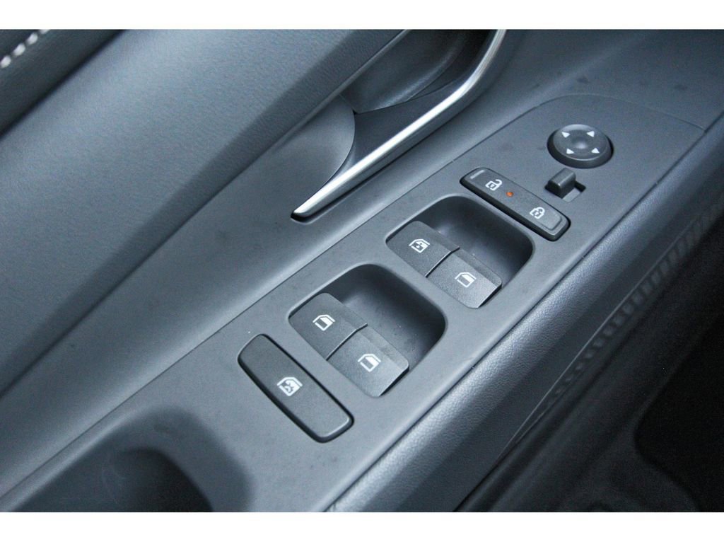 Used 2025 Hyundai Elantra SEL image 21