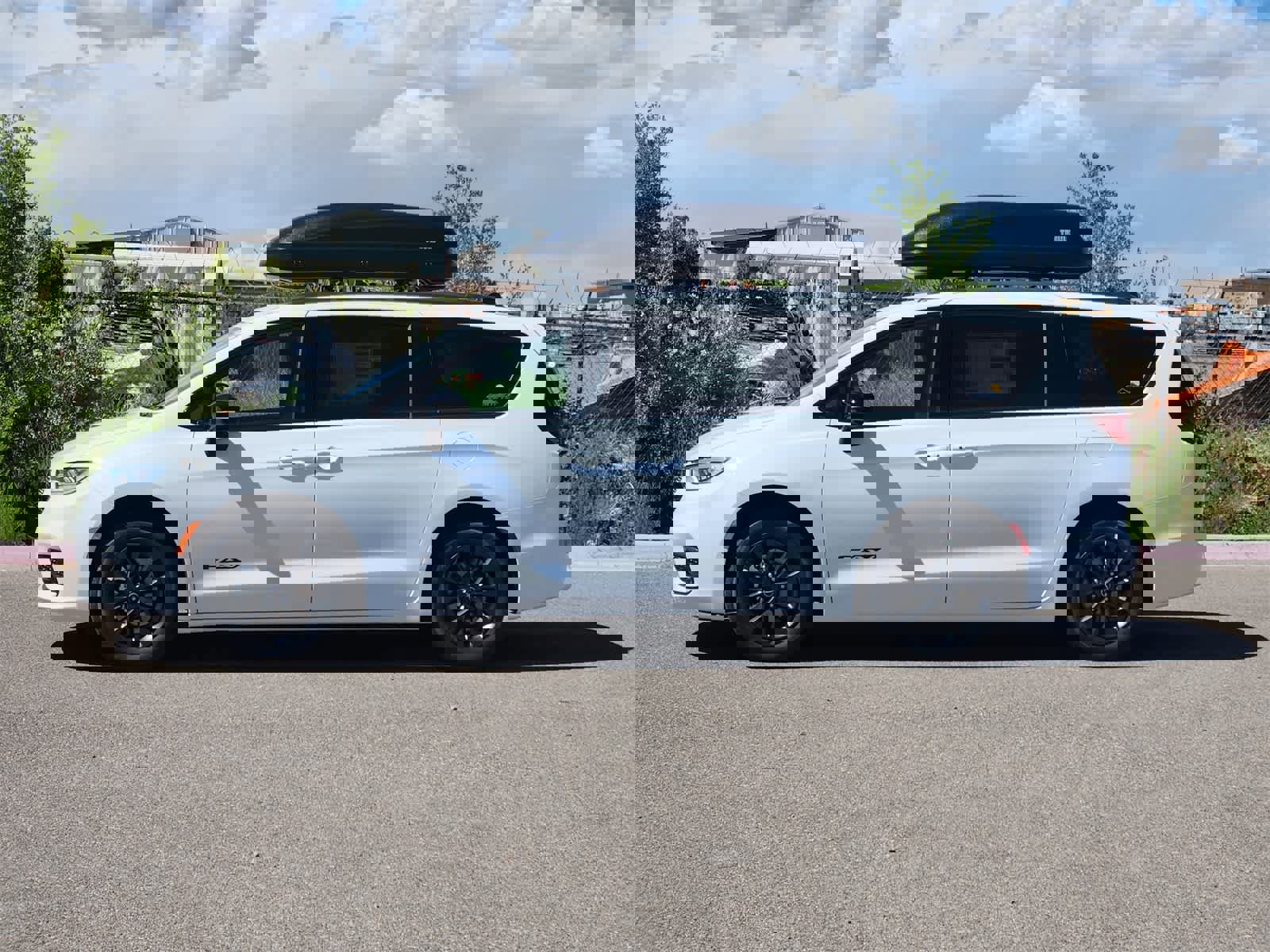 New 2025 Chrysler Pacifica Select w/ Fav Edition Package image 4