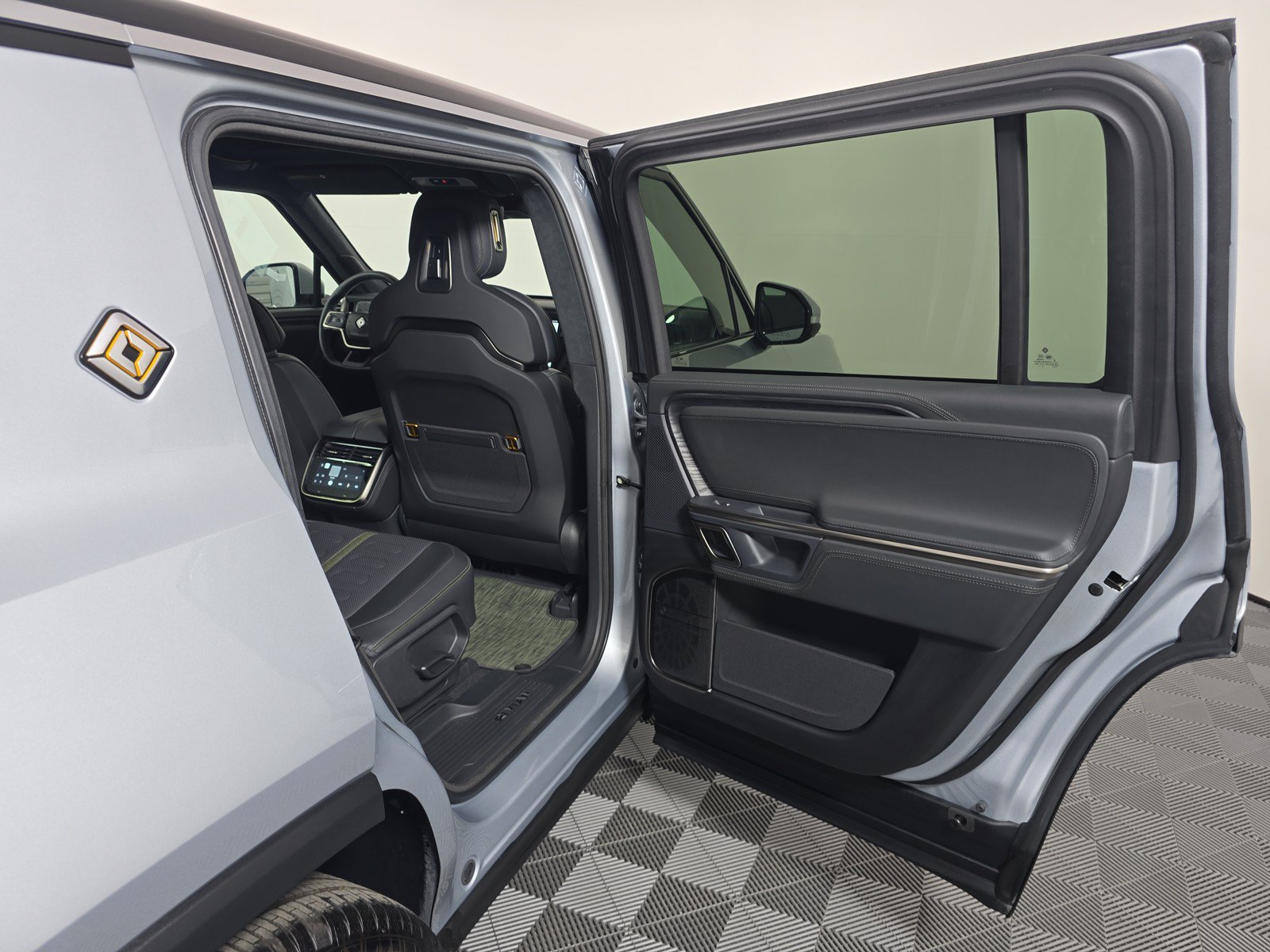 Used 2024 Rivian R1S Adventure AWD/4WD image 19