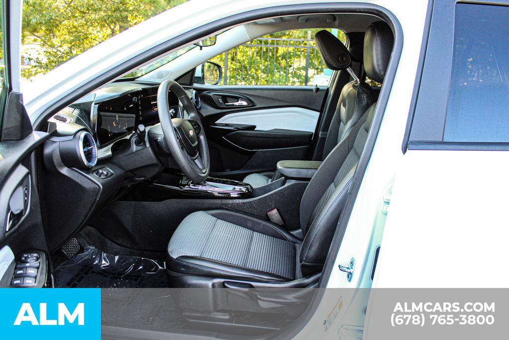 Used 2025 Chevrolet Trax LT FWD image 16