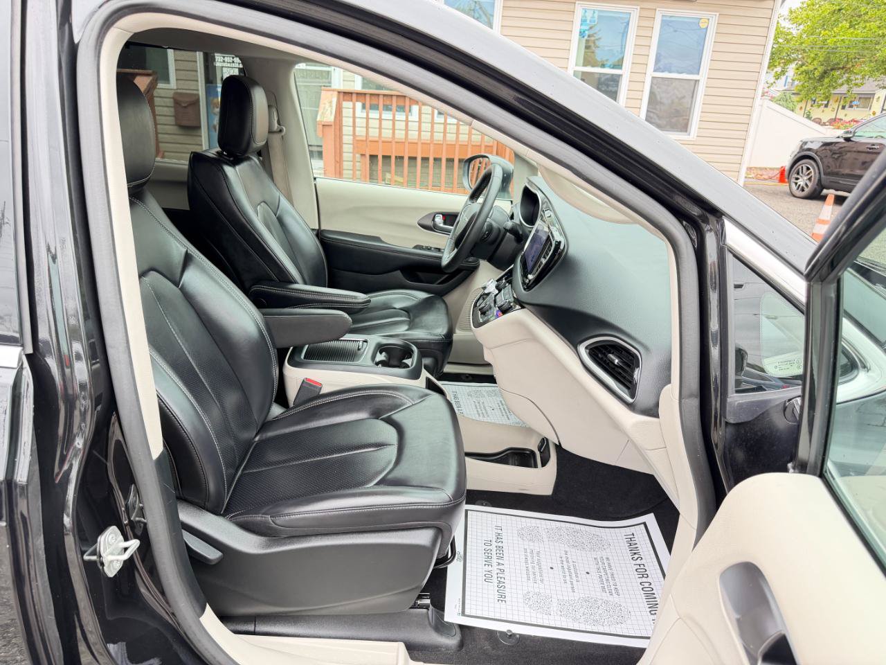 Used 2023 Chrysler Pacifica Touring-L FWD image 51