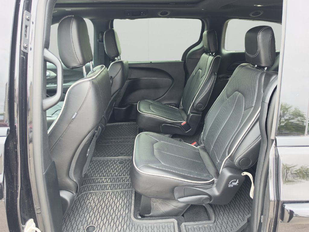 Used 2024 Chrysler Pacifica Limited w/ S Appearance Package FWD image 18