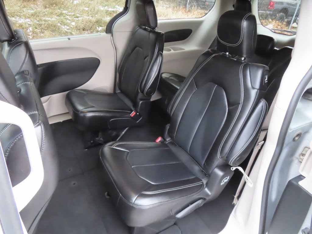 Certified 2024 Chrysler Pacifica Touring-L image 21