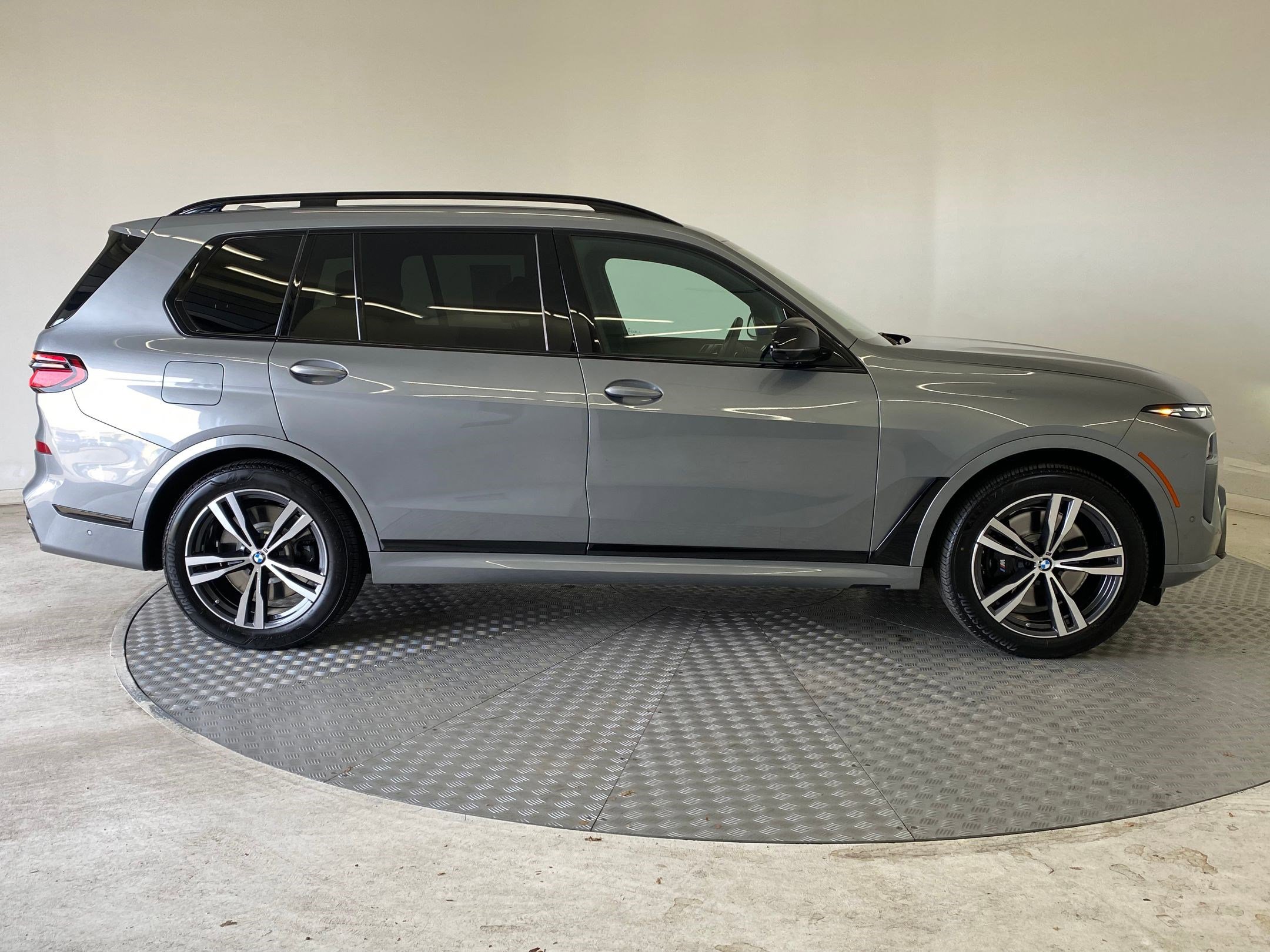 Used 2025 BMW X7 M60i w/ Executive Package image 8