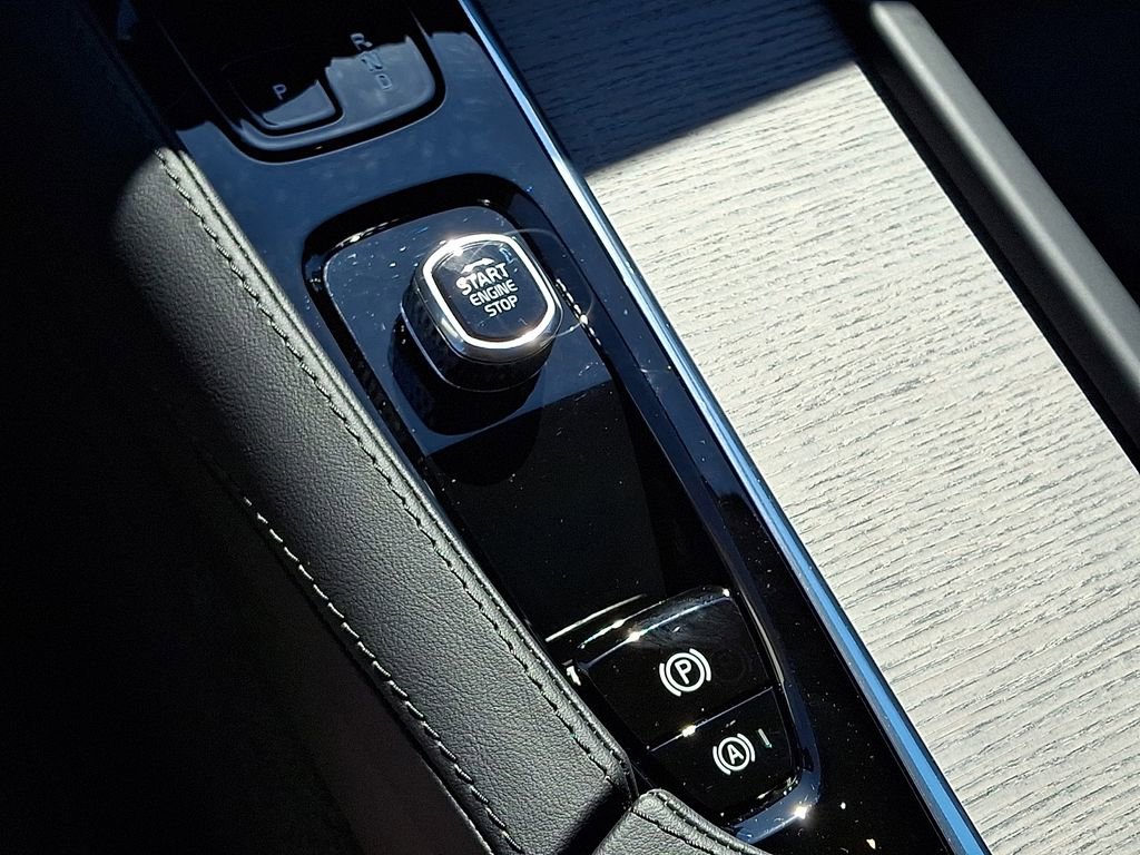 Used 2025 Volvo V90 B6 Cross Country Plus w/ Protection Package Premier image 25