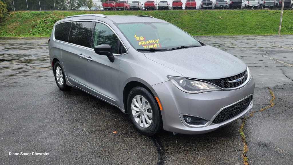 Used 2018 Chrysler Pacifica Touring-L FWD image 16