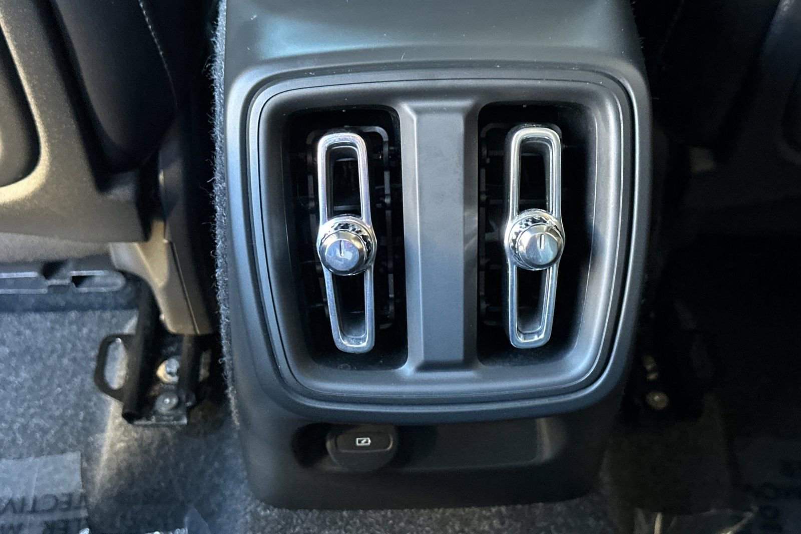 Used 2021 Volvo XC40 T5 Momentum w/ Premium Package image 15