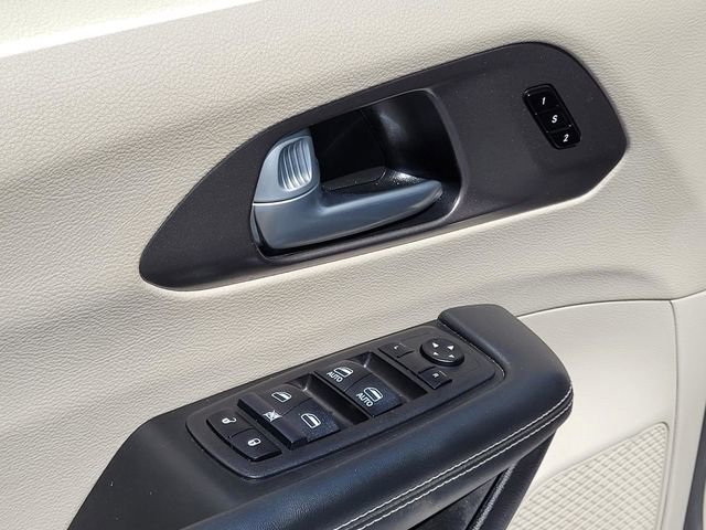 Used 2024 Chrysler Pacifica Touring-L image 31