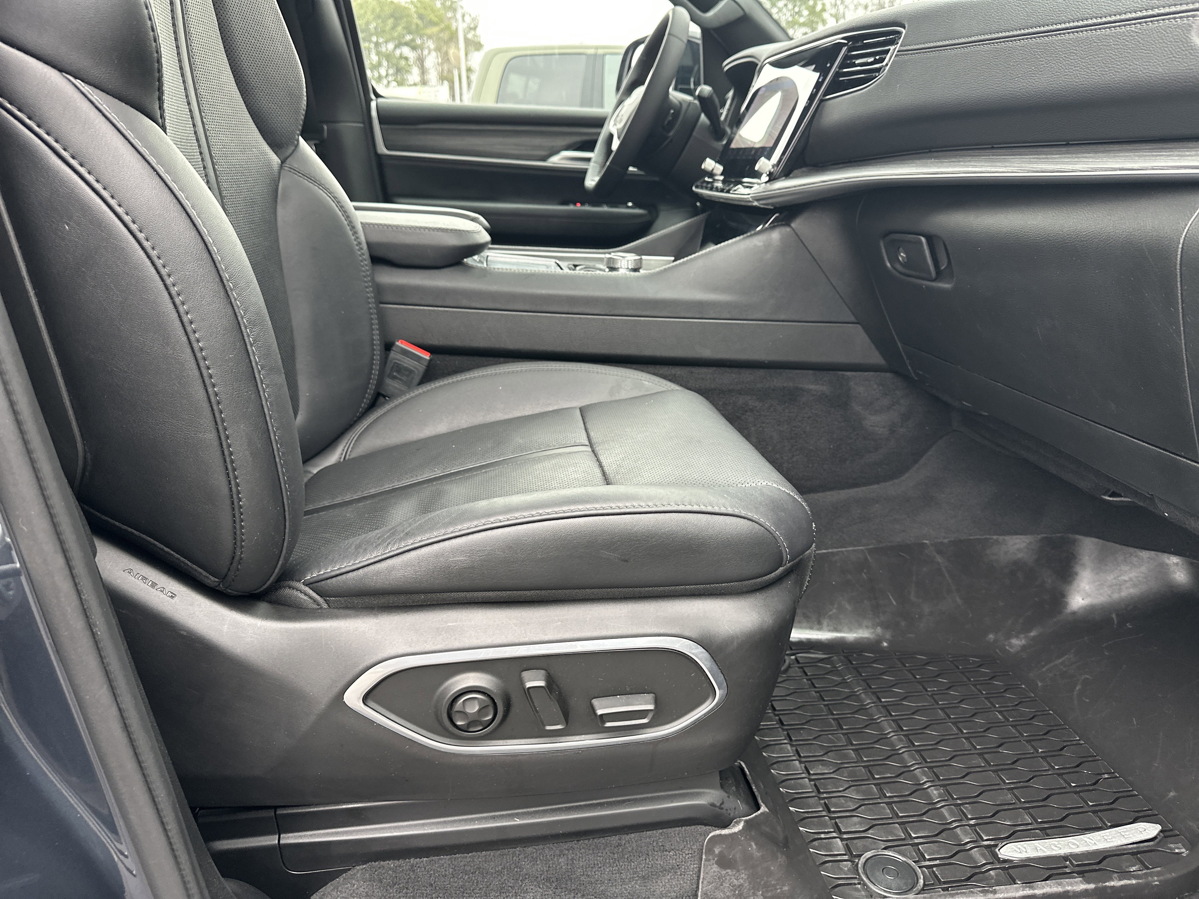 Used 2024 Jeep Wagoneer L Series III w/ Premium Group I image 16