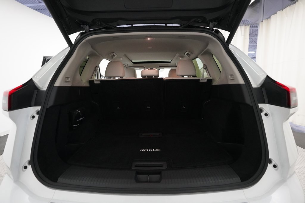 Used 2025 Nissan Rogue SL w/ Tech Package image 10