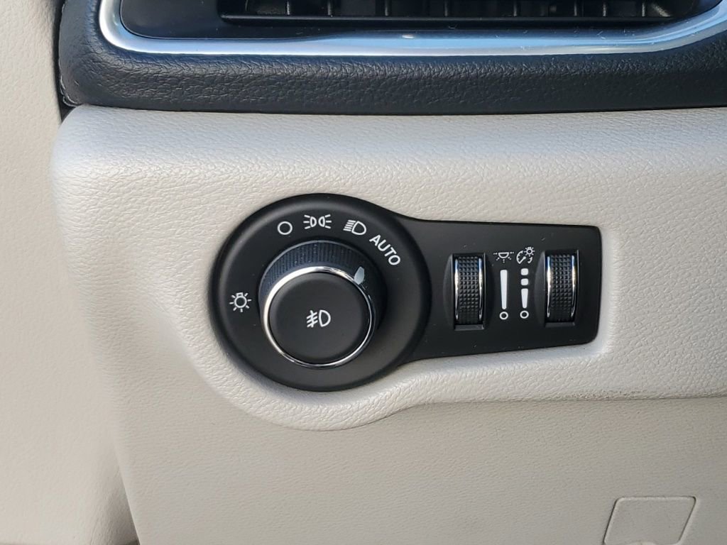 Used 2018 Chrysler Pacifica Limited image 18