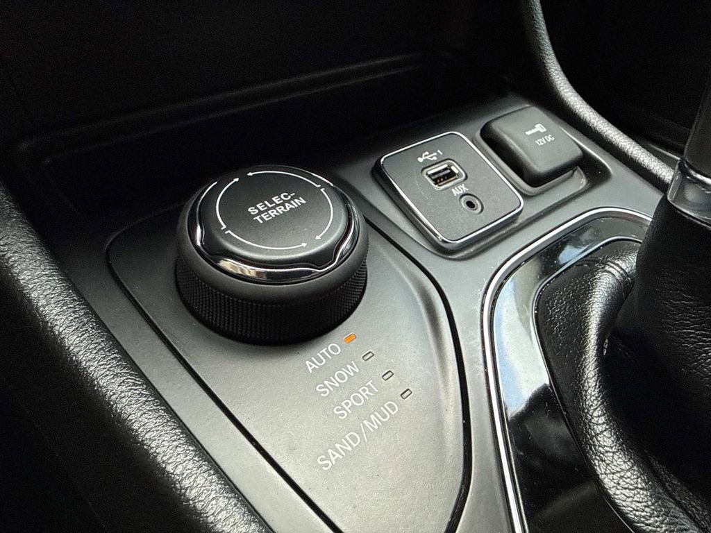 Used 2020 Jeep Cherokee Limited AWD/4WD image 33