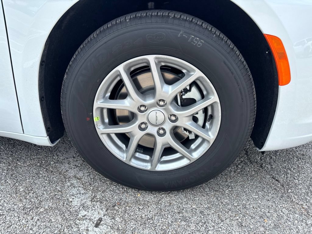 New 2027 Chrysler Pacifica Select FWD image 14